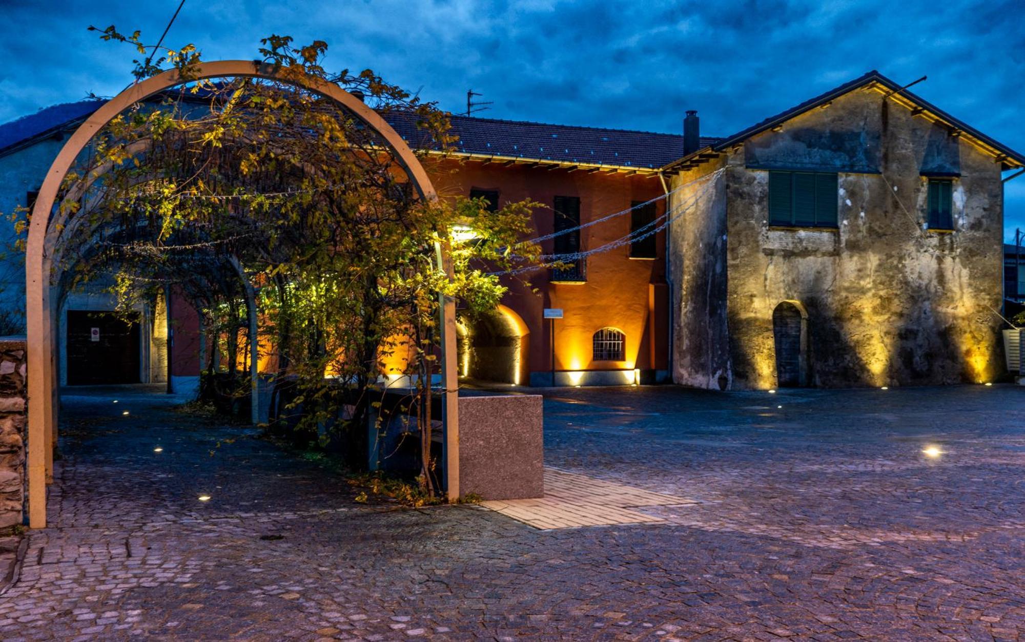 Casa Del Borgo "Aria & Acqua" Sul Lago Maggiore Maccagno Exterior photo